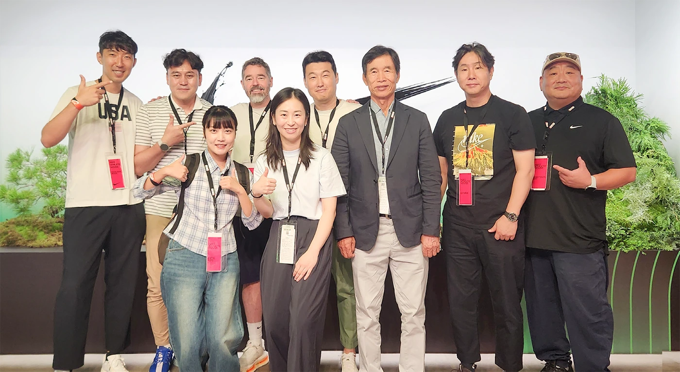 (왼쪽부터) T&F 문석준, Dimensions 양성원 그룹장, T&F 구성은, NIKE T&F Footwear Developer 조나단 라일리(Jonathon Riley), DSP 김미향 TDD, Development 1 장선욱 TDD, 정환일 회장님, 남충일 CEO, Development 2 오원재 TDD