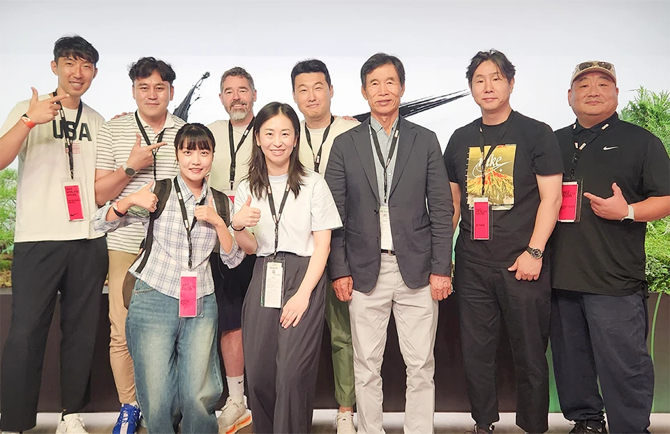 (왼쪽부터) T&F 문석준, Dimensions 양성원 그룹장, T&F 구성은, NIKE T&F Footwear Developer 조나단 라일리(Jonathon Riley), DSP 김미향 TDD, Development 1 장선욱 TDD, 정환일 회장님, 남충일 CEO, Development 2 오원재 TDD