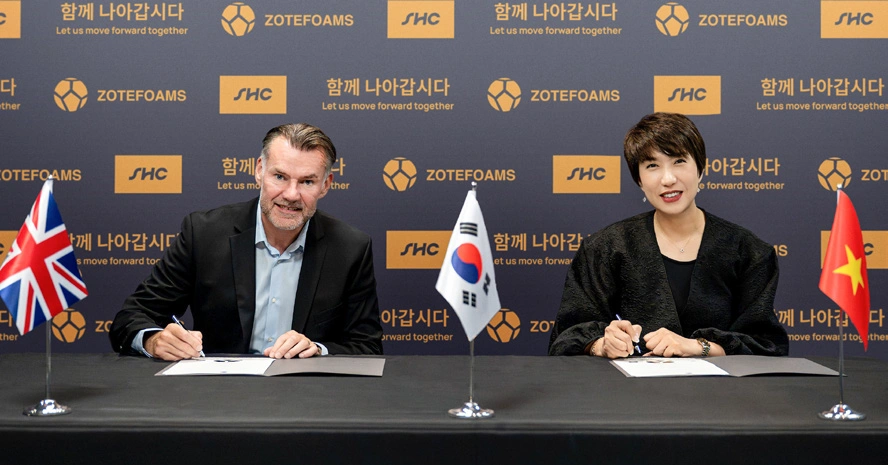 Ronan Cox(Zotefoams Group CEO)와 김새봄 SHC 대표가 협약 체결을 진행하는 모습 Ronan Cox(Zotefoams Group CEO)와 김새봄 SHC 대표가 협약 체결을 진행하는 모습