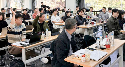 참가자들이 질의응답을 진행하고 있다 참가자들이 질의응답을 진행하고 있다