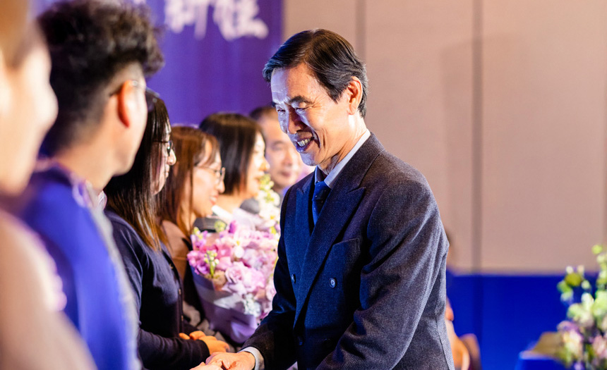 찰나에 담긴 회장님의 깊은 통찰 - 30载同行 骏启新程