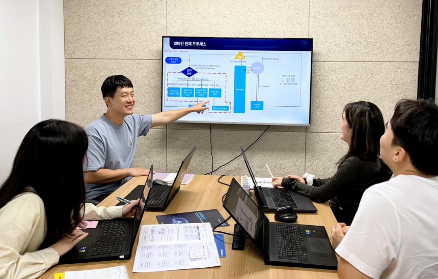 지난 9월 IPA팀원들과 미팅을 진행하는 모습