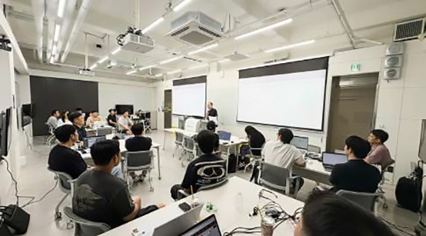 합숙 프로그램에서 단체 교육을 진행하는 모습 합숙 프로그램에서 단체 교육을 진행하는 모습